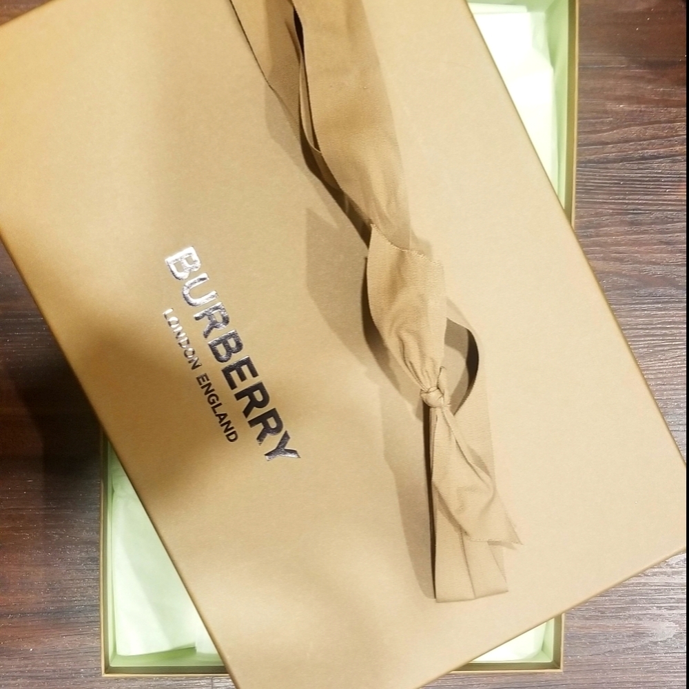 NWT  Authentic Mens Burberry Dress Shirt